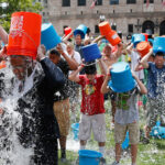 LA SLA NON SI COMBATTE CON SECCHIATE D’IPOCRISIA. Ice bucket challenge: una “doccia fredda” per la ricerca?