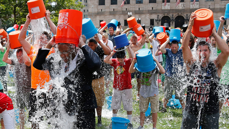 LA SLA NON SI COMBATTE CON SECCHIATE D’IPOCRISIA. Ice bucket challenge: una “doccia fredda” per la ricerca?