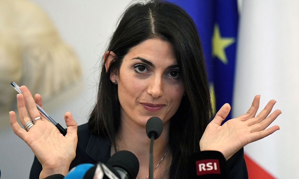 Il ditino di Virginia Raggi: quando la colpa è sempre degli altri